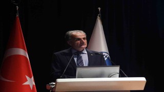 Üniversiteye yani başlayan öğrencilere hitap eden rektör Al: Eğitim dört duvarın ötesinde