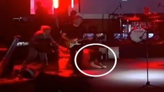 Ünlü sanatçı sahneye çıkarken düştü