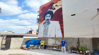 Ünlü sanatçılar Ferdi ve Müslümün grafitileri büyüdükleri mahalleye çizildi