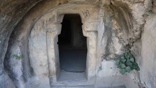 Urartu valilerine ait kaya mezarı, bir ana salon ve 3 yan odasıyla dikkat çekiyor