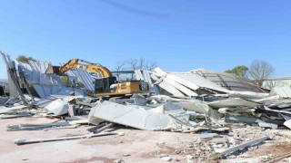 Ürünlüde 2 kaçak yapı yıkıldı