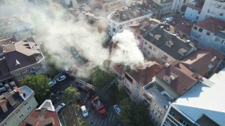 Üsküdarda çatı yangını yan binaya sıçradı