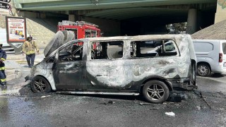 Üsküdarda seyir halindeki panelvan tipi araç alev topuna döndü