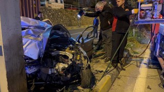 Üst geçidin ayağına çarpan otomobil hurda yığınına döndü: 2 ölü