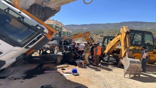 Üzerine kamyon devrilen otomobilin sürücüsü hayatını kaybetti