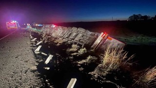 Uzunköprüde devrilen tırın sürücüsü yaralandı