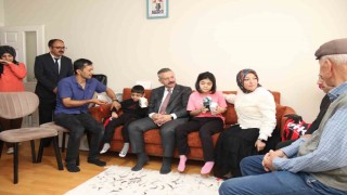 Vali Aksoydan evde eğitim alan özel kardeşlere ziyaret