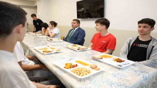 Vali Aslan akşam yemeğinde öğrencilerle buluştu