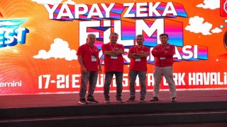 Vali Aslan başarılı öğretmeni tebrik etti