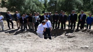 Vali Çiftçi, Hınıs Parmaksız Kale Höyüğünde incelemelerde bulundu