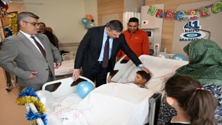 Vali Çiftçi sünnet olan çocuklara hastanede ziyaret etti