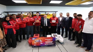 Vali Hatipoğlu, başarılı gençlerle bir araya geldi