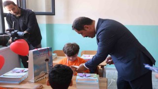 Vali Masatlı okulun ilk gününde gözyaşlarına boğulan minik öğrenciyi teselli etti