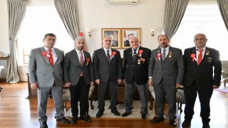 Vali Özkan gazileri makamında ağırladı