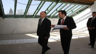 Vali Özkan Kulada tarihi Zafer Okulunu gezdi