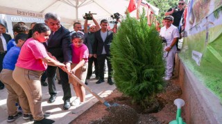 Vali Toros, öğrencilerle birlikte fidan dikti