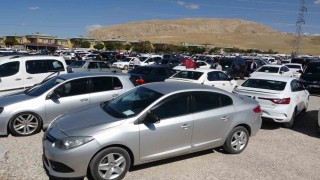 Van açık oto pazarı havaların serinlemesiyle hareketlendi