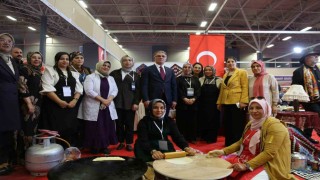 Van Büyükşehir Belediyesi 3. Van Gurme ve Gastronomi Fuarında yöresel lezzetleri tanıtıyor