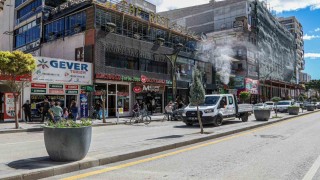 Van Büyükşehir Belediyesi caddelere gül suyu sıktı