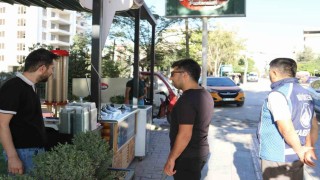 Van Büyükşehir Belediyesi kaldırım ve yollara bırakılan malzemeleri topladı