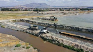 Van Gölünde dip çamuru temizliği devam ediyor