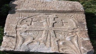 Vanda 2 adet kabartma taş stel ele geçirildi