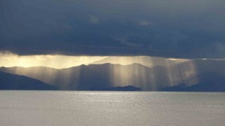 Vanda bulutların arasındaki ışık hüzmeleri mest etti
