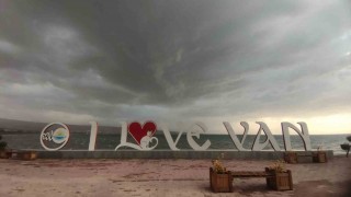 Vanda dolu ve sağanak etkili oldu: Van Gölünde dalgalar yükseldi