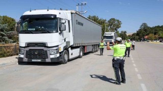 Vanda usulsüz park yapan tırlara yönelik denetim yaptı
