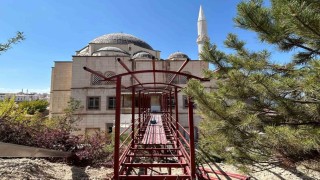 Vanda yaşlı ve engelliler için camiye geçit yapılıyor