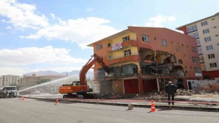 Vanda yol genişletme çalışmaları için 4 katlı bina yıktırıldı