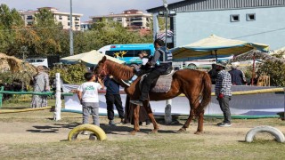 Vandaki özel çocuklar ata binmenin heyecanını yaşadı