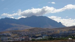 Vanı çevreleyen dağlarda bulut şöleni