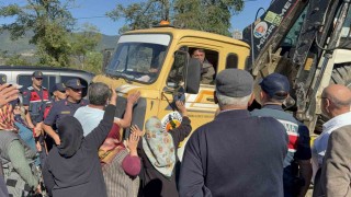 Vatandaşlar hayvan barınağına karşı iş makinesinin önünü kesti