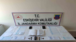 Vatandaşlara zorla senet imzalatarak borçlandıran şahıslar jandarma tarafından yakalandı