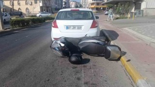 Virajı alamayan motosiklet park halindeki otomobile çarptı: 1 yaralı