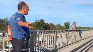 Viyadük üzerinde intihara kalkışan şahsı polis ikna etti