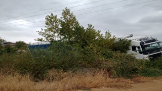 Yağışta yoldan çıkan tır şarampole girdi