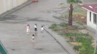 Yağmurun yağmasına en çok çocuklar sevindi
