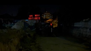 Yan yatan otomobilden tek başına çıkıp, yüzünü yıkamaya gitti