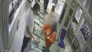 Yardıma gittiği komşusunun 200 bin TLlik altılarını çalmıştı: Kadının altınları kuyumcuya satma anı kamerada