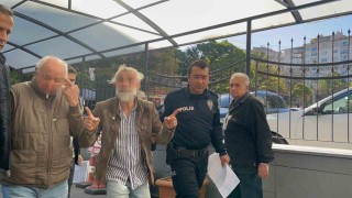 Yaşlı adamı darp eden şahıs adliye girişinde gazetecilere kendini savundu