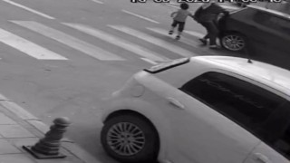 Yaya geçidinde görme engelli kadının ayağının üzerinden otomobil geçti: O anlar kamerada