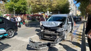 Yayaya yol vermek için duran otomobile hafif ticari araç çarptı: 2 yaralı