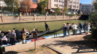 Yaz bitmesine rağmen turistler gondollardan vazgeçmiyor