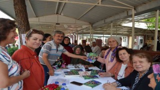 Yazar Emine Ataman Koçun imza törenine yoğun ilgi