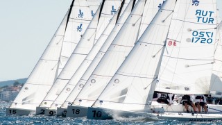 Yelken festivalinde, yüzlerce yelkenci, onlarca tekne zorlu parkurlarda rüzgarla yarıştı