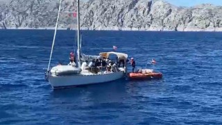 Yelkenli teknede 31 düzensiz göçmen ve 2 göçmen kaçakçısı yakalandı