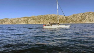 Yelkenli teknede 80 düzensiz göçmen ve 2 göçmen kaçakçısı yakalandı