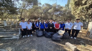 Yenipazarda gençler şehitlikte temizlik yaptı